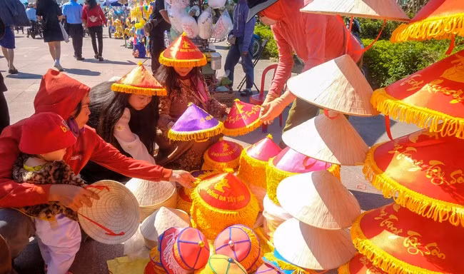 Chọn mua nón lá Tây Sơn. Ảnh: THANH NHÀN
