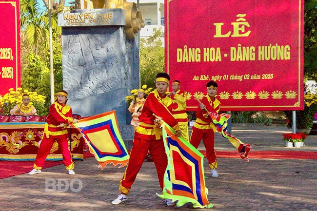 Đội nhạc võ Bảo tàng Quang Trung biểu diễn mở màn với tiết mục “Trống trận Tây Sơn”. Ảnh: THẢO VY Đội nhạc võ Bảo tàng Quang Trung biểu diễn mở màn với tiết mục “Trống trận Tây Sơn”. Ảnh: THẢO VY
