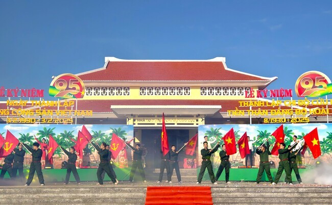 Chương trình nghệ thuật đặc sắc “Mãi mãi một niềm tin dâng Đảng” tại Lễ kỷ niệm 95 năm Ngày thành lập Đảng Cộng sản Việt Nam, 95 năm thành lập Chi bộ Cửu Lợi (1930 - 2025) - tiền thân của Đảng bộ TX Hoài Nhơn. Ảnh: H.THU