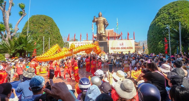 Dòng người vây quanh xem múa lân, sư, rồng trước Tượng đài Hoàng đế Quang Trung. Ảnh: THANH NHÀN