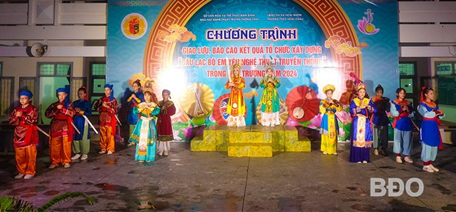 Trích đoạn hát bội Trưng Vương đề cờ do học sinh Trường THCS Hoài Châu (TX Hoài Nhơn) biểu diễn khiến khán giả thích thú. Ảnh: NGỌC NHUẬN