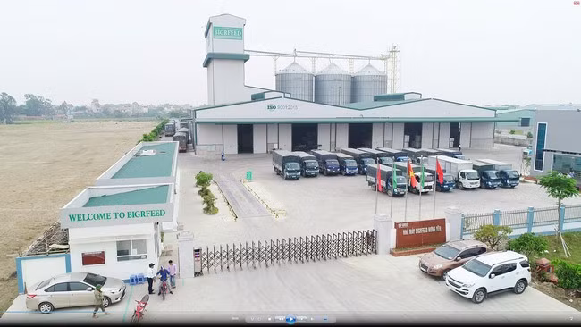 Thành công với các nhà máy sản xuất thức ăn chăn nuôi trong nước, năm 2022 Tập đoàn BGF tiếp tục mở rộng đầu tư xây dựng nhà máy tại Bình Định. Trong ảnh: - Nhà máy sản xuất thức ăn chăn nuôi BIGRFEED Hưng Yên đang rất thành công ở thị trường miền Bắc và khu vực Bắc miền Trung. Ảnh: HOÀNG ANH