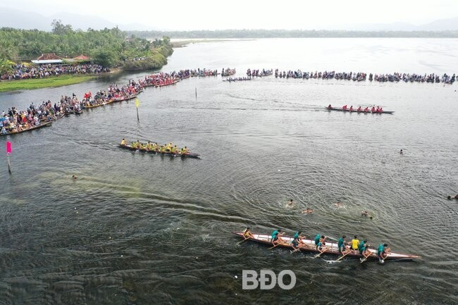 Các đội đua tranh tài ở nội dung dành cho nam. Ảnh: NGUYỄN DŨNG
