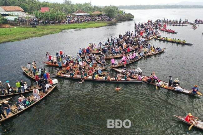 Không chỉ đứng ven đầm để cổ vũ, nhiều người còn chèo sõng ra sát đường đua để “tiếp sức” cho VĐV. Ảnh: NGUYỄN DŨNG