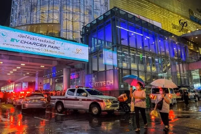 Xe cảnh sát tập trung bên ngoài trung tâm thương mại Siam Paragon sau vụ nổ súng. Ảnh: Reuters Xe cảnh sát tập trung bên ngoài trung tâm thương mại Siam Paragon sau vụ nổ súng. Ảnh: Reuters