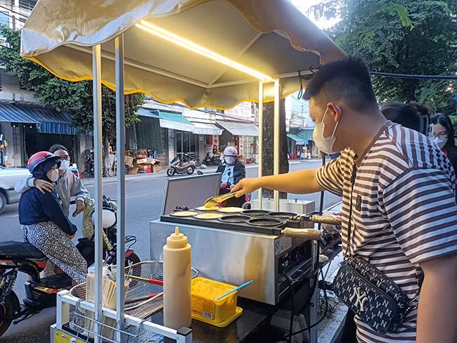 Bánh đồng xu phô mai đang được giới trẻ ưa thích. Ảnh: KIỀU VY