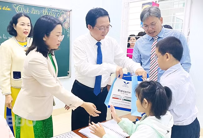 Đồng chí Hồ Quốc Dũng tặng quà học sinh Trường Chuyên biệt Hy Vọng Quy Nhơn.