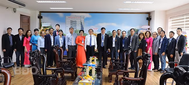 Các thầy cô Trường ĐH Quy Nhơn chụp ảnh lưu niệm với Bí thư Tỉnh ủy.