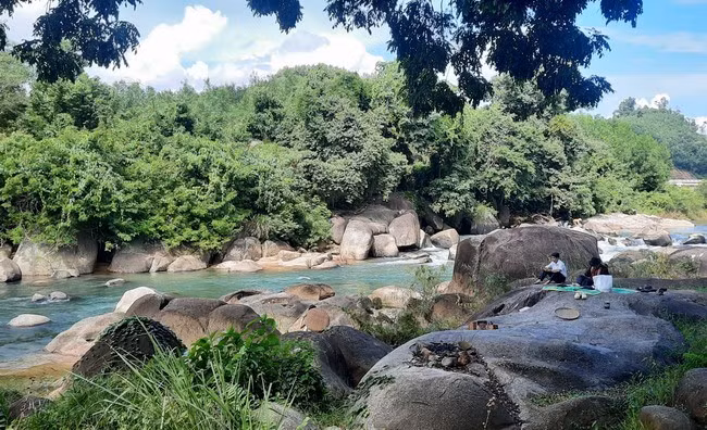 Với không gian nguyên sơ, thác Đá Ghe tạo cảm giác thư giãn cho du khách. Ảnh: H.T.Đ Với không gian nguyên sơ, thác Đá Ghe tạo cảm giác thư giãn cho du khách. Ảnh: H.T.Đ