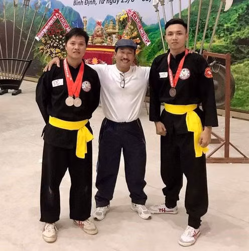 Võ sư Nguyễn Ngọc Thơ chia vui cùng học trò đoạt thành tích cao tại Giải võ thuật cổ truyền các võ đường Bình Định tranh cúp Hoàng Đế Quang Trung năm 2019. Ảnh: Nhân vật cung cấp