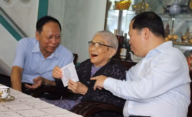 Chiều 24.7, Chủ tịch UBND tỉnh Nguyễn Phi Long (bìa phải) đến thăm hỏi, tặng quà cho Mẹ Việt Nam anh hùng Nguyễn Thị Cải nhân kỷ niệm 75 năm Ngày Thương binh - Liệt sĩ (27.7.1947 - 27.7.2022). Ảnh: N. HÂN