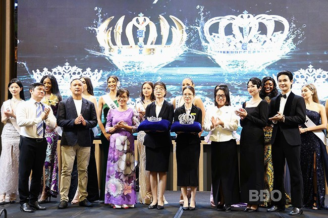 Ban tổ chức công bố bộ vương miện và tiara dành cho Hoa hậu và Á hậu siêu mẫu thể hình thế giới 2025. Ảnh: K.V