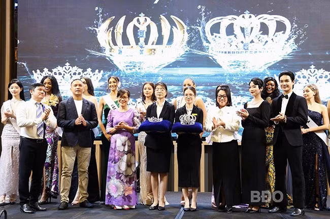 Ban tổ chức công bố bộ vương miện và tiara dành cho Hoa hậu và Á hậu siêu mẫu thể hình thế giới 2025. Ảnh: K.V