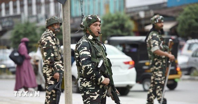 Binh sỹ Ấn Độ gác tại thành phố Srinagar, thủ phủ mùa hè của khu vực Kashmir do Ấn Độ kiểm soát, ngày 9.5.2025. (Ảnh: THX/TTXVN) Binh sỹ Ấn Độ gác tại thành phố Srinagar, thủ phủ mùa hè của khu vực Kashmir do Ấn Độ kiểm soát, ngày 9.5.2025. (Ảnh: THX/TTXVN)