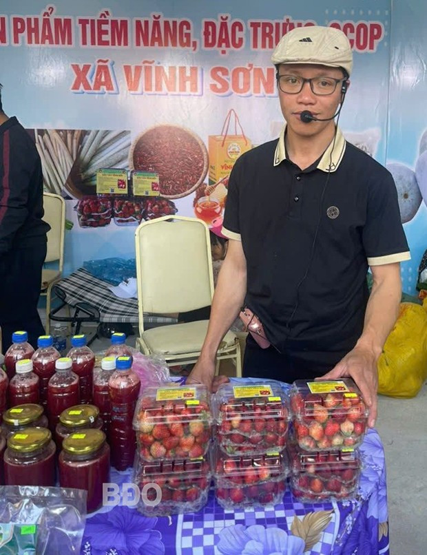Anh Bùi Ngọc Thanh quảng bá sản phẩm dâu tây được trồng ở xã Vĩnh Sơn, huyện Vĩnh Thạnh tại các phiên chợ, hội chợ trong toàn tỉnh. Ảnh: HẢI YẾN Anh Bùi Ngọc Thanh quảng bá sản phẩm dâu tây được trồng ở xã Vĩnh Sơn, huyện Vĩnh Thạnh tại các phiên chợ, hội chợ trong toàn tỉnh. Ảnh: HẢI YẾN