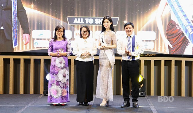 Ban tổ chức trao băng đeo cho các thí sinh tham gia cuộc thi. Ảnh: K.V