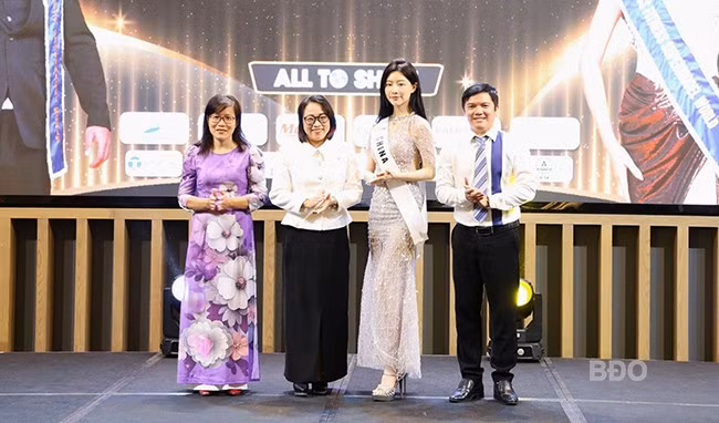 Ban tổ chức trao băng đeo cho các thí sinh tham gia cuộc thi. Ảnh: K.V