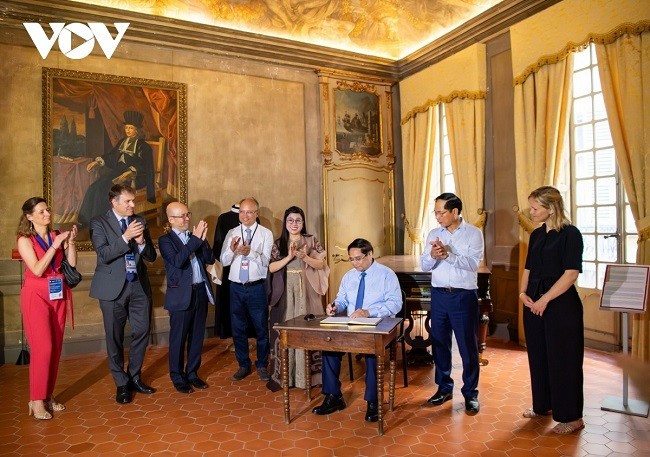Thủ tướng Phạm Minh Chính viết sổ lưu niệm sau khi thăm Bảo tàng Lascaris (Musée Palais Lascaris) Thủ tướng Phạm Minh Chính viết sổ lưu niệm sau khi thăm Bảo tàng Lascaris (Musée Palais Lascaris)