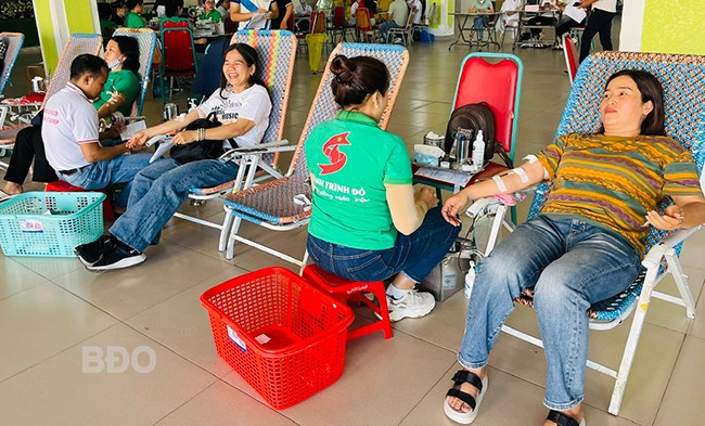 Đông đảo người dân huyện Phù Cát tham gia hiến máu. Ảnh: Ngọc Huy Đông đảo người dân huyện Phù Cát tham gia hiến máu. Ảnh: Ngọc Huy