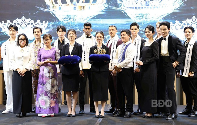 Bộ vương miện và tiara dành cho Nam vương và Á vương siêu mẫu thể hình thế giới 2025. Ảnh: K.V