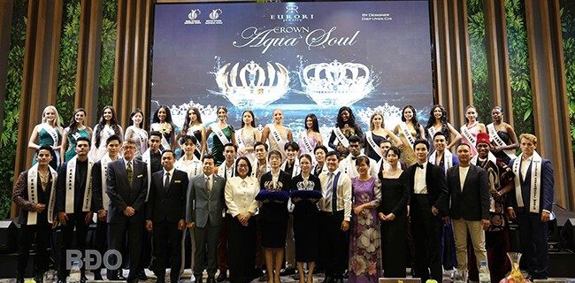 Ban tổ chức Cuộc thi Hoa hậu và Nam vương siêu mẫu thể hình thế giới 2025 chụp ảnh lưu niệm cùng các thí sinh. Ảnh: K.V