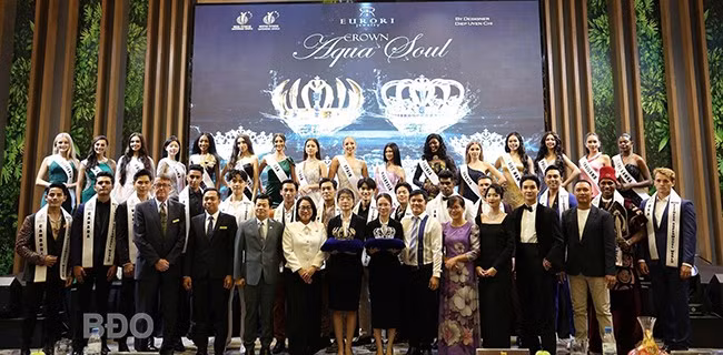 Ban tổ chức Cuộc thi Hoa hậu và Nam vương siêu mẫu thể hình thế giới 2025 chụp ảnh lưu niệm cùng các thí sinh. Ảnh: K.V