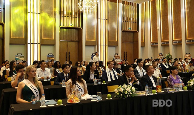 Các thí sinh tham dự Lễ trao băng đeo và công bố bộ vương miện. Ảnh: K.V