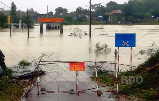 Đường vào khu vực Phú Sơn, phường Nhơn Hòa bị ngập sâu, nước chảy mạnh. Ảnh chụp lúc 14 giờ 51. Đường vào khu vực Phú Sơn, phường Nhơn Hòa bị ngập sâu, nước chảy mạnh. Ảnh chụp lúc 14 giờ 51.