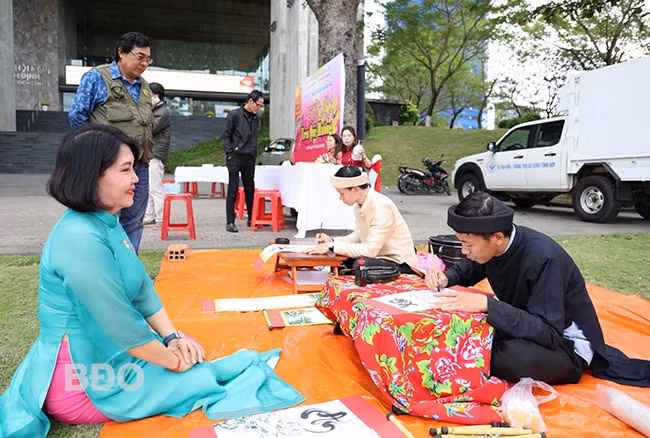 Công chúng thích thú với hoạt động trình diễn thư pháp tại Hội thơ Nguyên tiêu Bình Định năm 2025. Ảnh: K.VY Công chúng thích thú với hoạt động trình diễn thư pháp tại Hội thơ Nguyên tiêu Bình Định năm 2025. Ảnh: K.VY