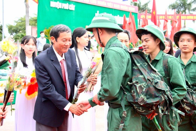 Bí thư Huyện ủy Phù Cát Đỗ Văn Ngộ tặng hoa, tiễn các thanh niên lên đường nhập ngũ. Ảnh: N.M Bí thư Huyện ủy Phù Cát Đỗ Văn Ngộ tặng hoa, tiễn các thanh niên lên đường nhập ngũ. Ảnh: N.M