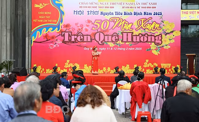 Chương trình giao lưu thơ giữa các CLB thơ và hội viên Chi hội Văn học Bình Định (Hội VHNT tỉnh). Ảnh: K.VY