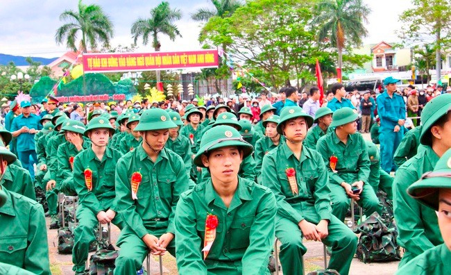 Các tân binh huyện Phù Cát nhiều cảm xúc tại lễ giao nhận quân năm 2025. Ảnh: N.M. Các tân binh huyện Phù Cát nhiều cảm xúc tại lễ giao nhận quân năm 2025. Ảnh: N.M.