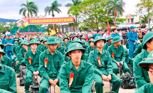 Các tân binh huyện Phù Cát nhiều cảm xúc tại lễ giao nhận quân năm 2025. Ảnh: N.M.