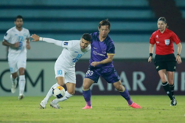 CLB Nam Định (áo trắng) không thể tạo nên bất ngờ trước đương kim vô địch Siêu cúp Nhật Bản Sanfrecce Hiroshima - Ảnh: TXNĐ