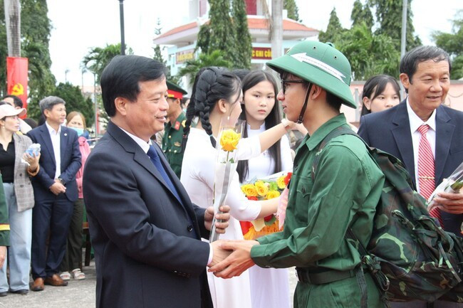 Phó Chủ tịch Thường trực UBND tỉnh Nguyễn Tuấn Thanh tặng hoa, chúc mừng các tân binh lên đường nhập ngũ. Ảnh: N.M Phó Chủ tịch Thường trực UBND tỉnh Nguyễn Tuấn Thanh tặng hoa, chúc mừng các tân binh lên đường nhập ngũ. Ảnh: N.M