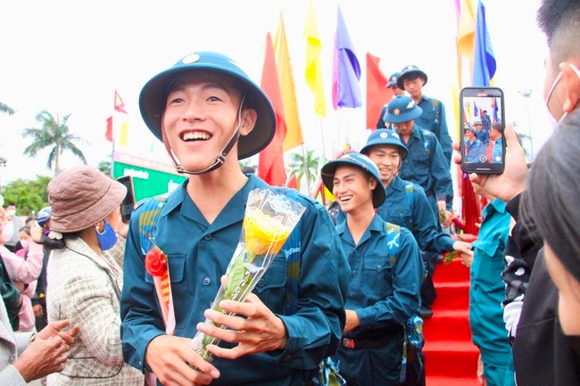 Thanh niên huyện Phù Cát lên đường nhập ngũ trong vinh dự, tự hào, tin tưởng. Ảnh: N.M Thanh niên huyện Phù Cát lên đường nhập ngũ trong vinh dự, tự hào, tin tưởng. Ảnh: N.M