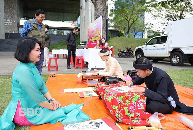 Công chúng thích thú với hoạt động trình diễn thư pháp tại Hội thơ Nguyên tiêu Bình Định năm 2025. Ảnh: K.VY Công chúng thích thú với hoạt động trình diễn thư pháp tại Hội thơ Nguyên tiêu Bình Định năm 2025. Ảnh: K.VY