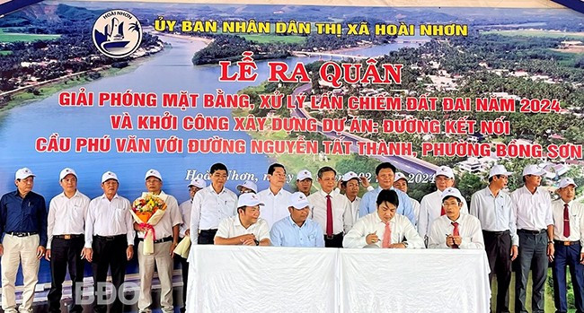 Xã, phường và phòng, ban thuộc UBND TX Hoài Nhơn ký giao ước thi đua xử lý lấn chiếm đất đai năm 2024. Ảnh: V.L Xã, phường và phòng, ban thuộc UBND TX Hoài Nhơn ký giao ước thi đua xử lý lấn chiếm đất đai năm 2024. Ảnh: V.L