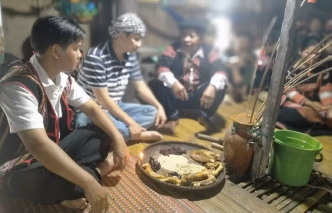 Mọi người dân trong làng quây quần bên nhau trong ngày lễ ăn cốm lúa mới. Ảnh: Đ.K