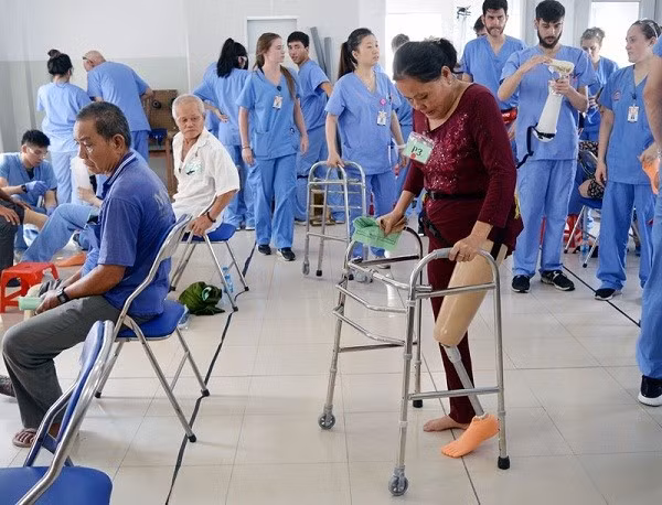 Bệnh nhân tập di chuyển sau khi lắp chân giả. Ảnh: Báo Đồng Khởi