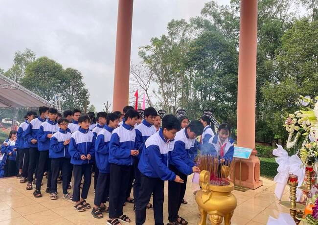 Học sinh dâng hương tưởng niệm các nạn nhân vụ thảm sát. Ảnh: THẢO VY