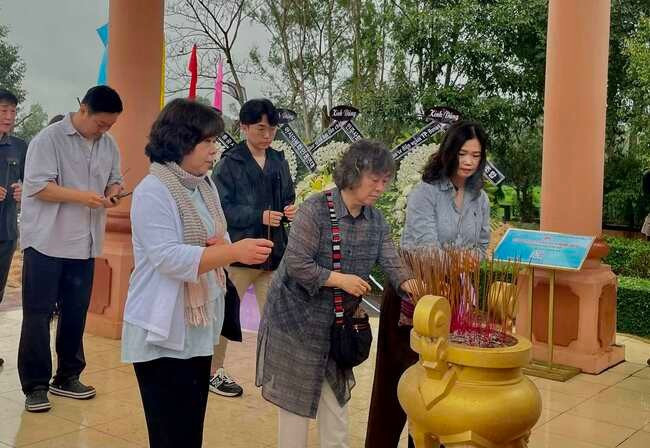 Đại diện Tổ chức Đồng hành cùng người nhập cư Hàn Quốc (SOMI) dâng hương tưởng niệm vụ thảm sát Bình An. Ảnh: THẢO VY