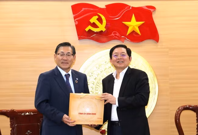 Bí thư Tỉnh ủy Hồ Quốc Dũng tặng quà lưu niệm ông Kato Hirosuke - Chủ tịch Hội Hữu nghị Nhật Bản - Việt Nam tại TP Sakai. Ảnh: H.THU