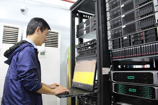 Kỹ sư công nghệ thông tin Sở TT&TT vận hành trang thiết bị tại Trung tâm Tích hợp dữ liệu tỉnh. Ảnh: TRỌNG LỢI