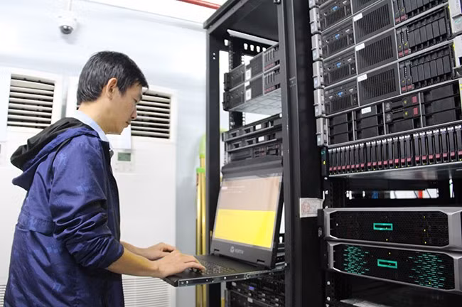 Kỹ sư công nghệ thông tin Sở TT&TT vận hành trang thiết bị tại Trung tâm Tích hợp dữ liệu tỉnh. Ảnh: TRỌNG LỢI