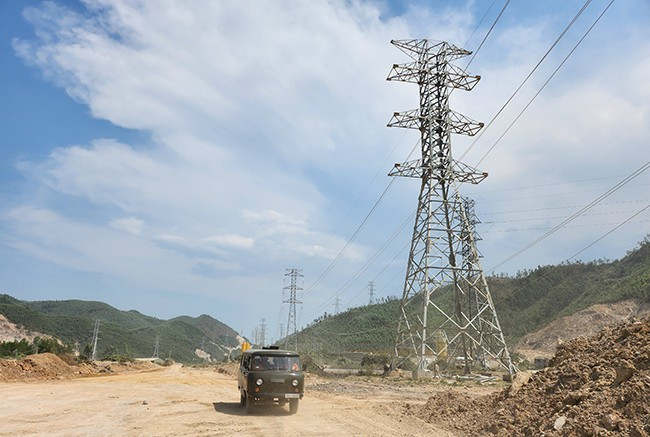 Đơn vị truyền tải điện Bình Định di dời đường dây 220kV phục vụ dự án Xây dựng đường bộ cao tốc Bắc - Nam đoạn qua Bình Định. Ảnh: HẢI YẾN