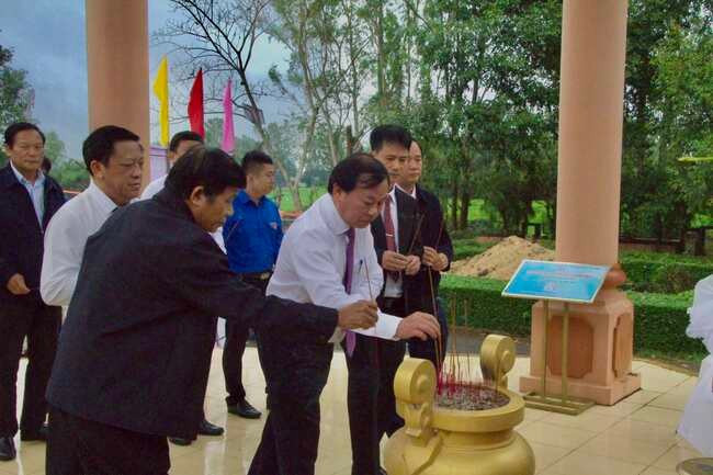 Các đại biểu dâng hương tưởng niệm 59 năm vụ thảm sát Bình An. Ảnh: THẢO VY