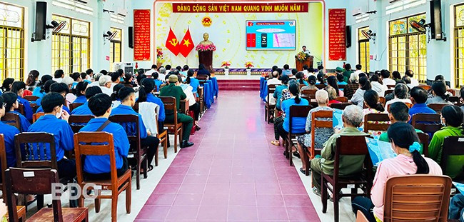 Quang cảnh tại Hội nghị tuyên truyền biển, đảo cho người dân tại phường Hoài Hảo. Ảnh: D.Đ