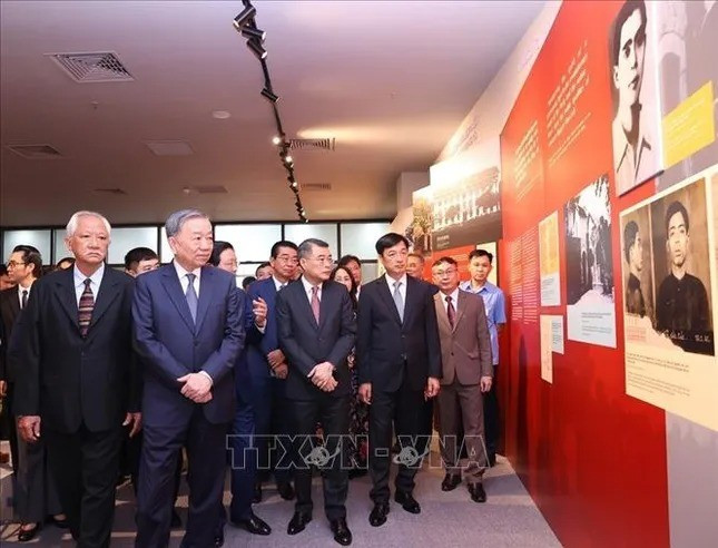 Tổng Bí thư Tô Lâm và các đại biểu tham quan Triển lãm "Tổng Bí thư Nguyễn Văn Linh - Cuộc đời và sự nghiệp". Ảnh: Văn Điệp/TTXVN. Tổng Bí thư Tô Lâm và các đại biểu tham quan Triển lãm "Tổng Bí thư Nguyễn Văn Linh - Cuộc đời và sự nghiệp". Ảnh: Văn Điệp/TTXVN.