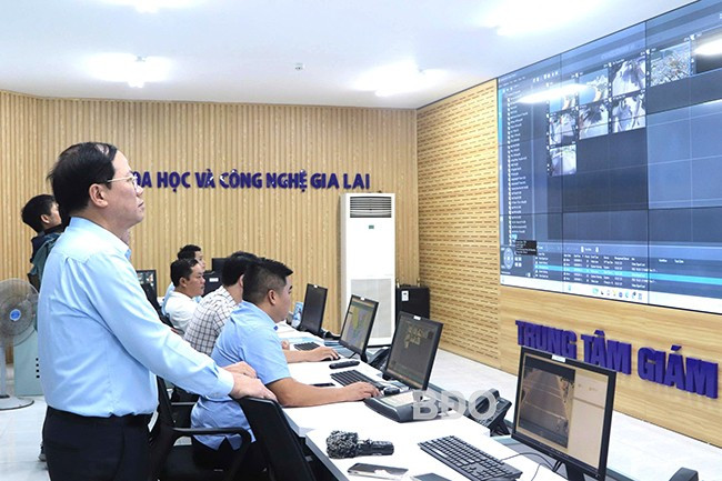 Chủ tịch UBND tỉnh Phạm Anh Tuấn kiểm tra tại Trung tâm Giám sát, điều hành đô thị thông minh tỉnh (Sở KH&CN).